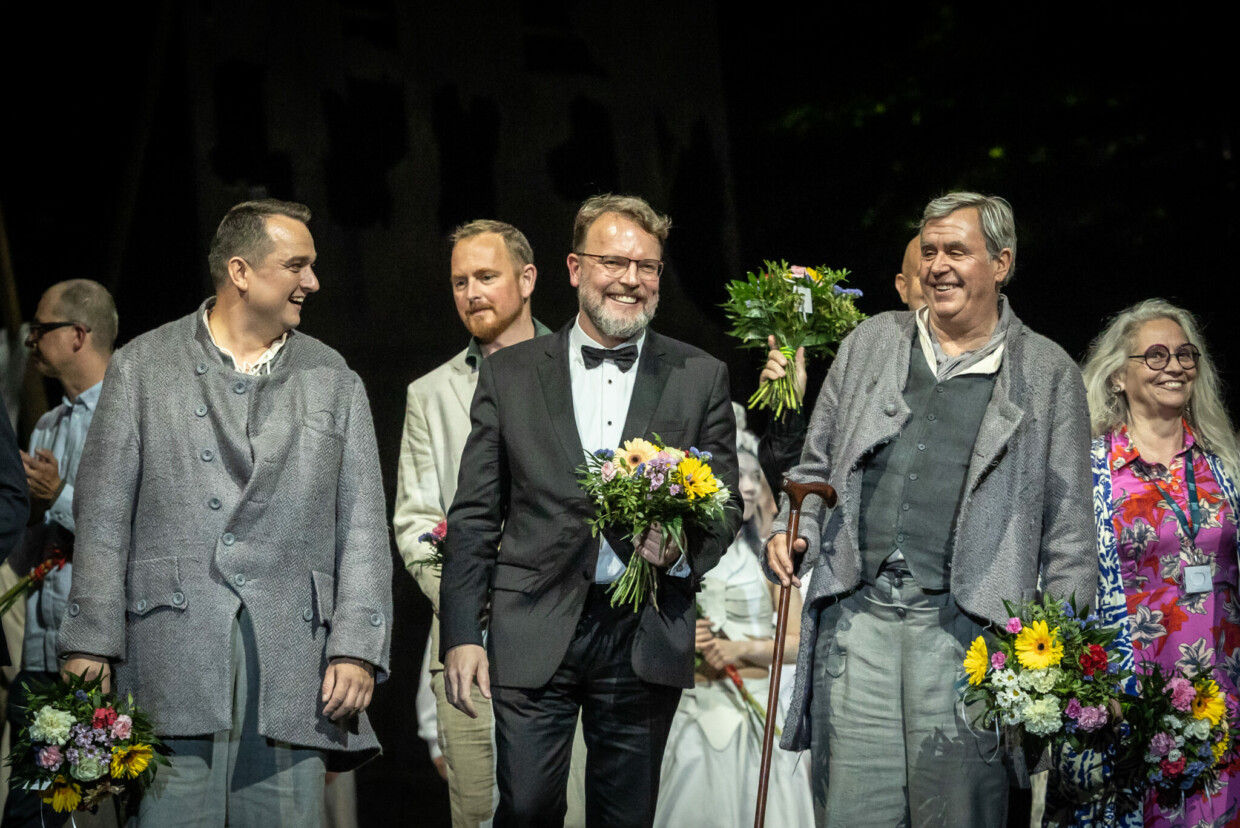 Festivalleiter Tomasz Konieczny (Mitte) am Premierenabend