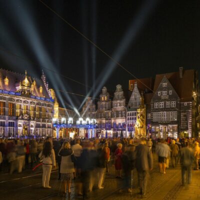 Eröffnungsfeier auf dem illuminierten Marktplatz