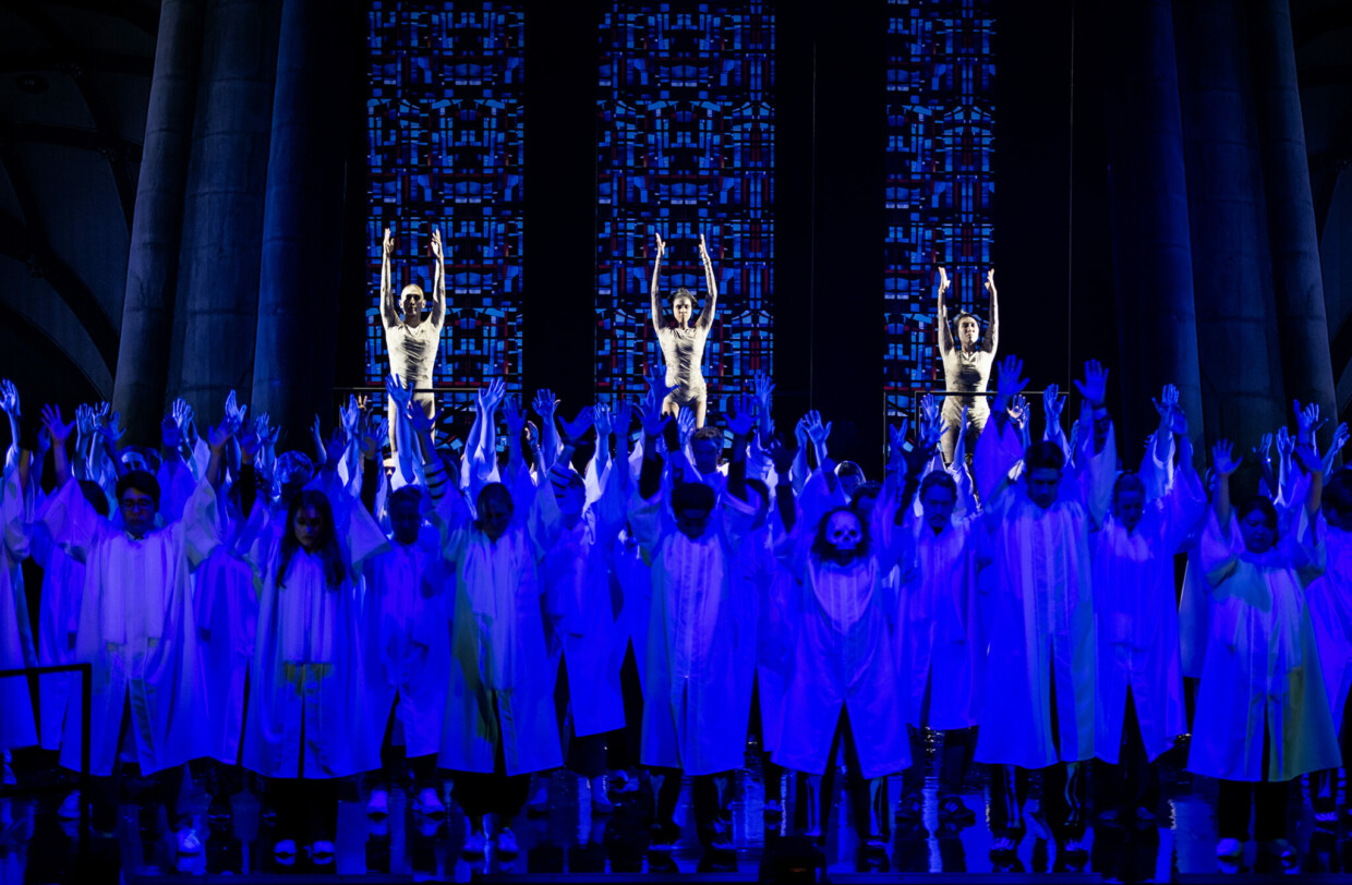 Szenenbild aus Bernsteins „Mass“ am Theater Münster