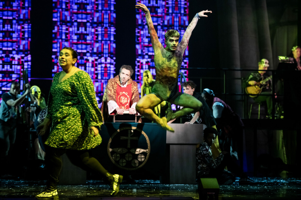 Szenenbild aus Bernsteins „Mass“ am Theater Münster