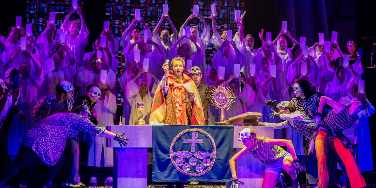 Stellt subtil die Glaubwürdigkeit des Ritus in Frage: Leonard Bernsteins „Mass“ am Theater Münster