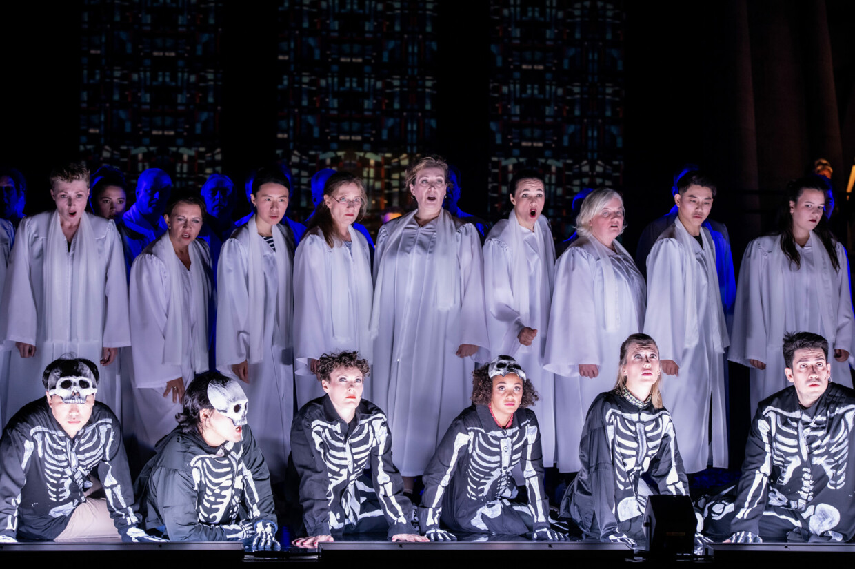 Szenenbild aus Bernsteins „Mass“ am Theater Münster