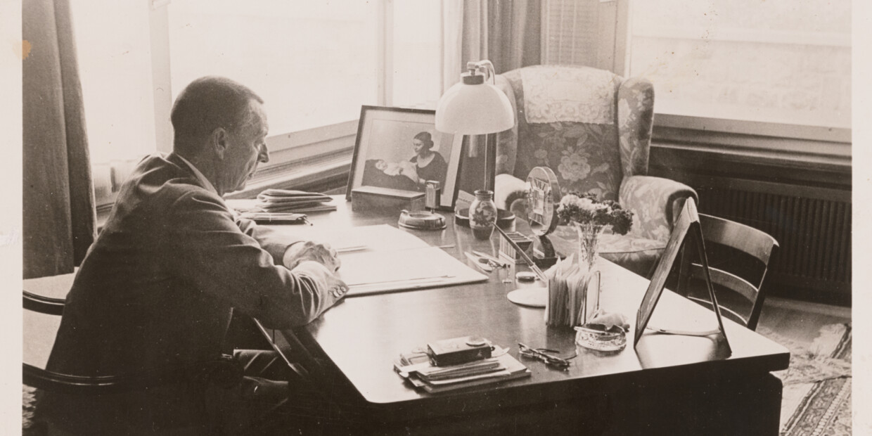 Komponist Sergej Rachmaninow an seinem Schreibtisch in der Villa Senar in den 1930er-Jahren