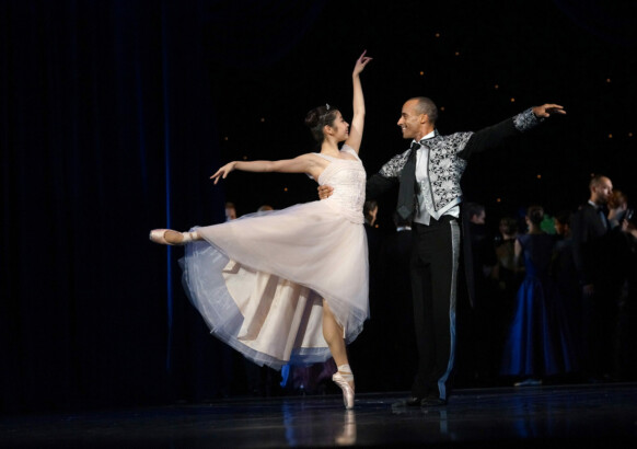 Yaroslav Ivanenko choreografiert Prokofjews „Cinderella“ als eine Aschenbrödel im Farbrausch.