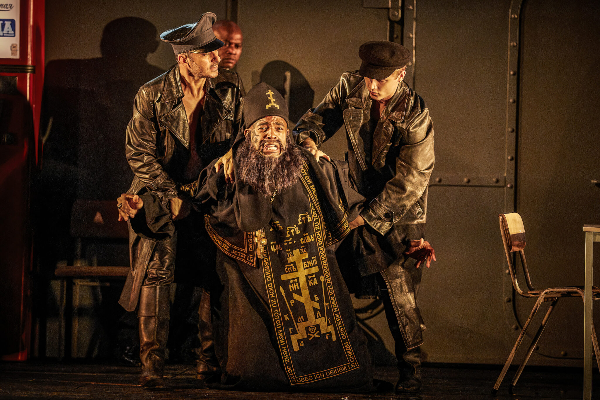 Szenenbild aus „Boris Godunow“ an der Hamburgischen Staatsoper