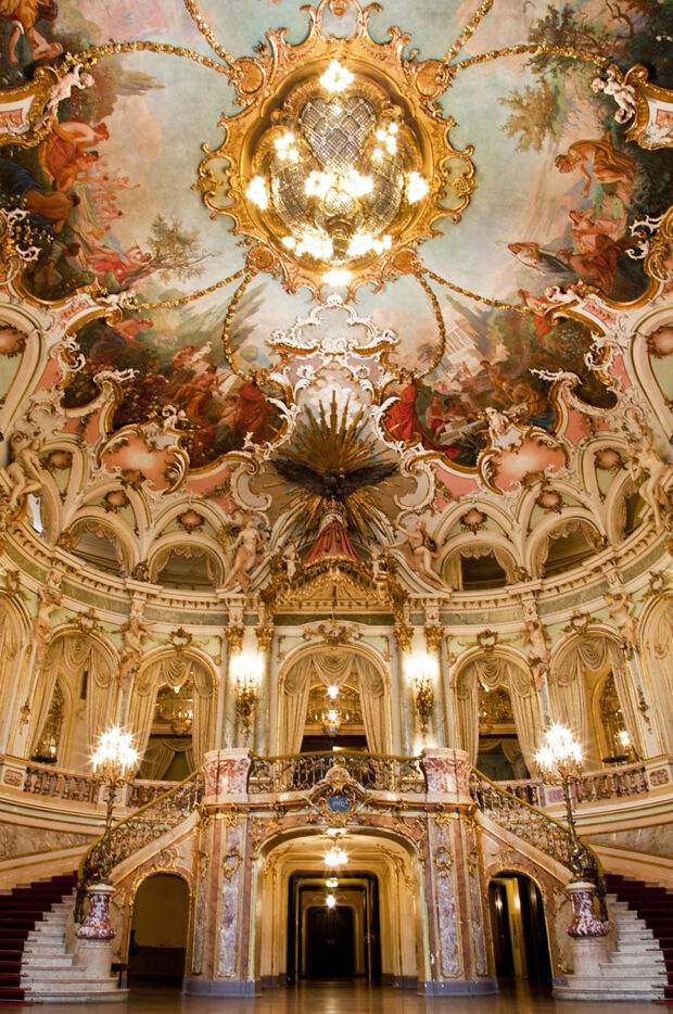 Glanzvoll geht es am Staatstheater Wiesbaden nicht nur im Foyer, sondern auch auf der Bühne zu