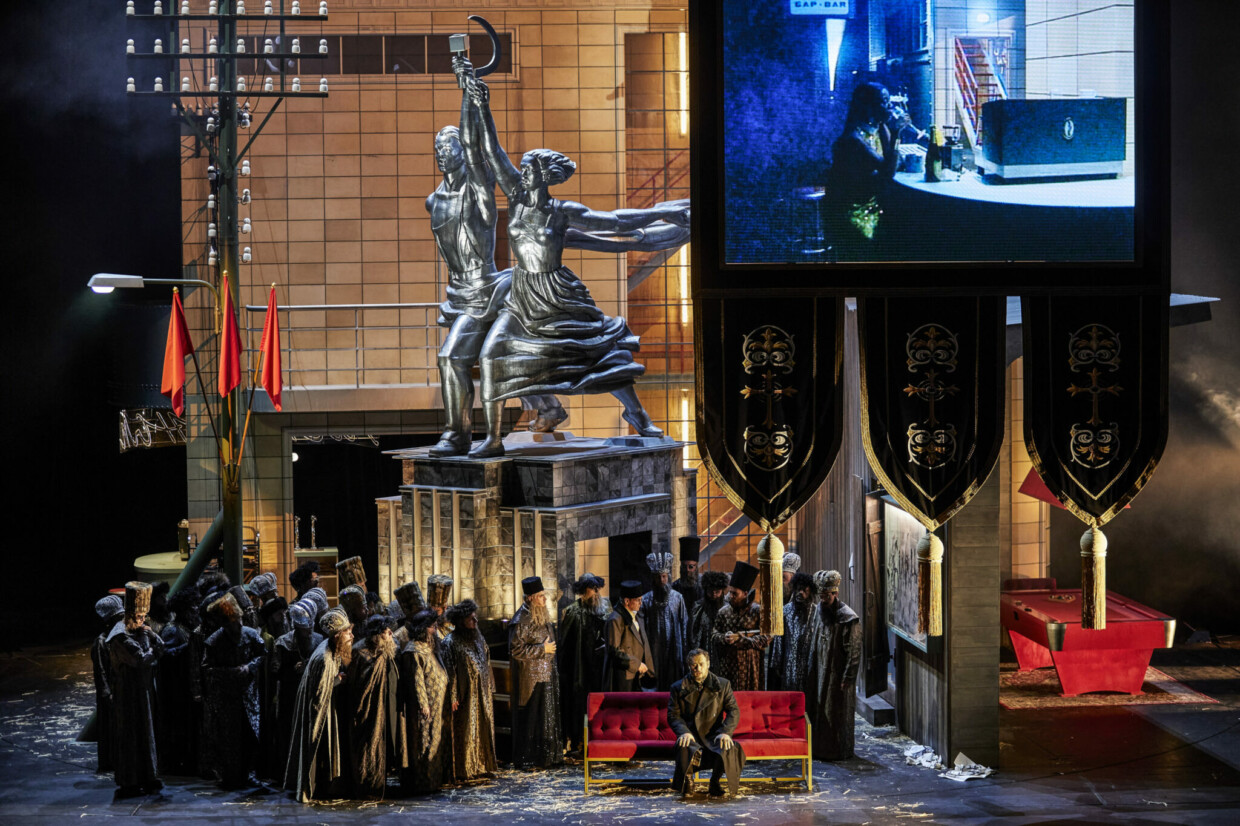Szenenbild aus „Boris Godunow“ an der Hamburgischen Staatsoper
