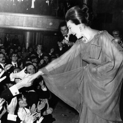 Maria Callas nach einem Konzet im Pariser Théâtre des Champs-Élysées im August 1973