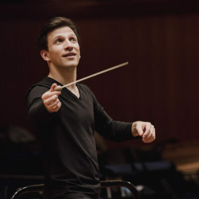 Cornelius Meister wird in Stuttgart die Premieren von Strauss’ „Frau ohne Schatten“ und Weills „Aufstieg und Fall der Stadt Mahagonny“ leiten