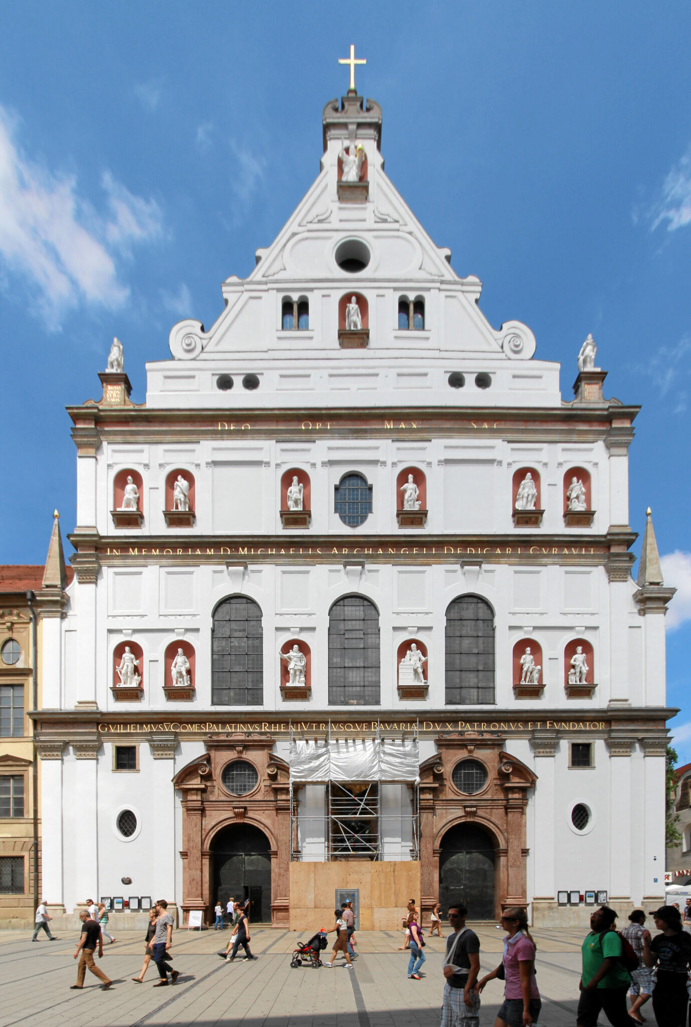 Man geht viel zu oft daran vorbei, doch reinschauen lohnt sich: St. Michael in der Münchner Innenstadt