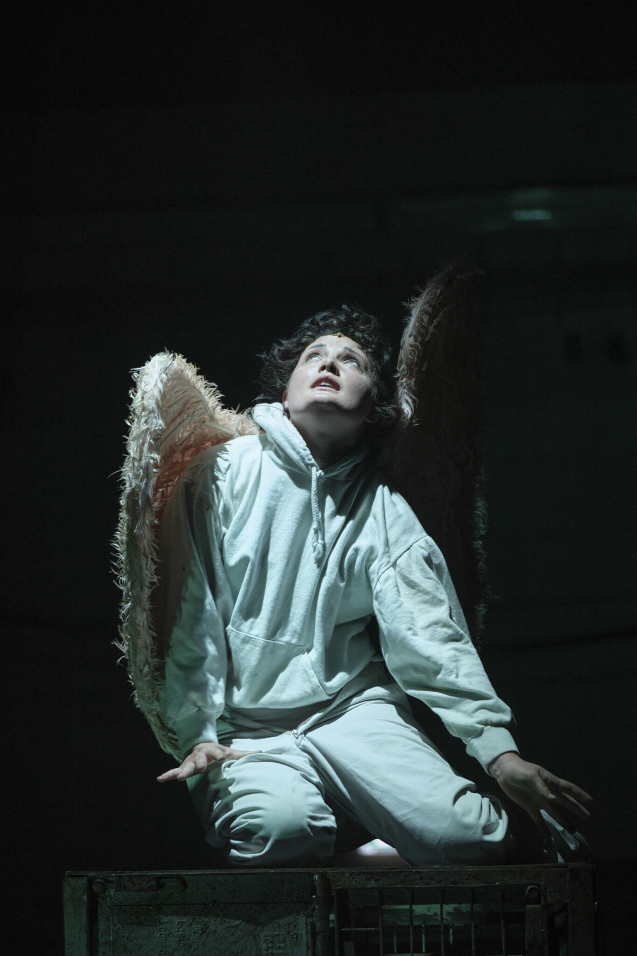 Szenenbild aus Du Yuns „Angel’s Bone“ an der Oper Wuppertal
