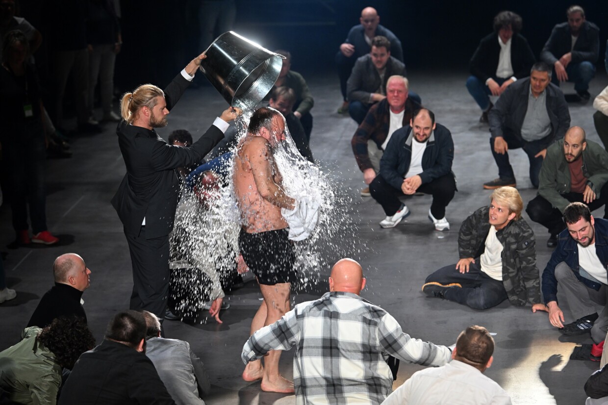 Szenenbild aus Leoš Janáčeks „Aus einem Totenhaus“ bei der Ruhrtriennale 2023