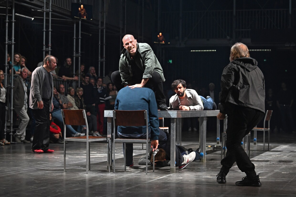 Szenenbild aus Leoš Janáčeks „Aus einem Totenhaus“ bei der Ruhrtriennale 2023