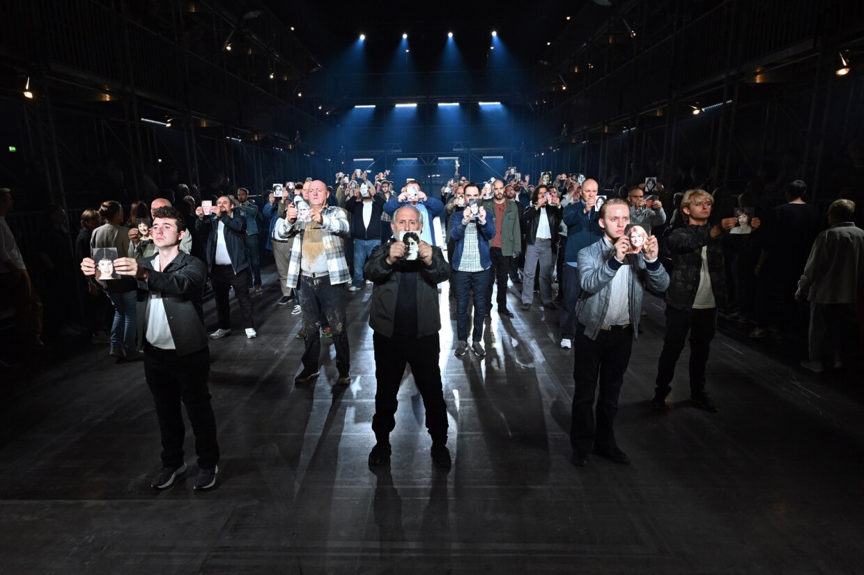 Szenenbild aus Leoš Janáčeks „Aus einem Totenhaus“ bei der Ruhrtriennale 2023