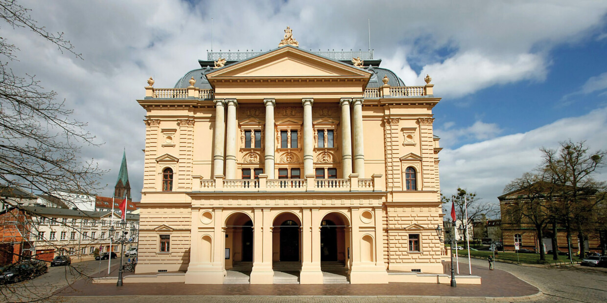 Steten Anlass für einen Ausflug nach Schwerin bietet das Mecklenburgische Staatstheater