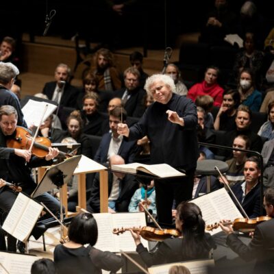 Wagner-Fieber: Sir Simon Rattle dirigiert „Siegfried“ in der Isarphilharmonie
