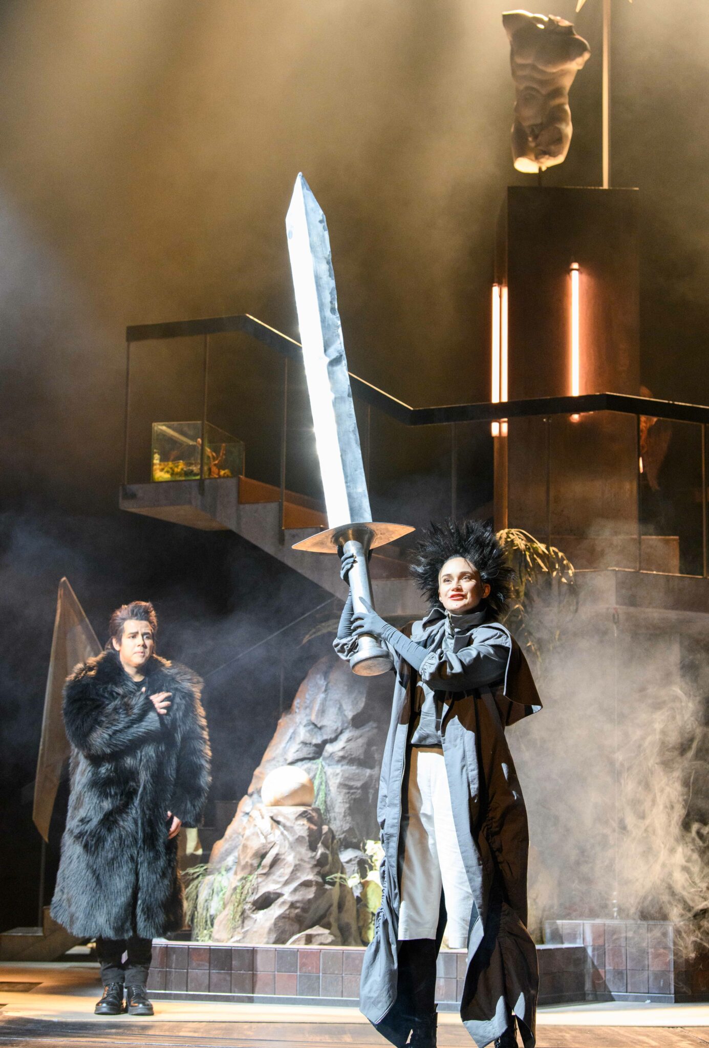 Szenenbild aus „King Arthur oder Let Them Eat Chaos” am Theater Aachen