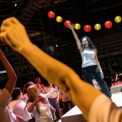 Das Staatstheater Kassel verwandelt sich in eine Zigarettenfabrik mit Ilseyar Khayrullova als Carmen als Anführerin der Arbeiterinnen