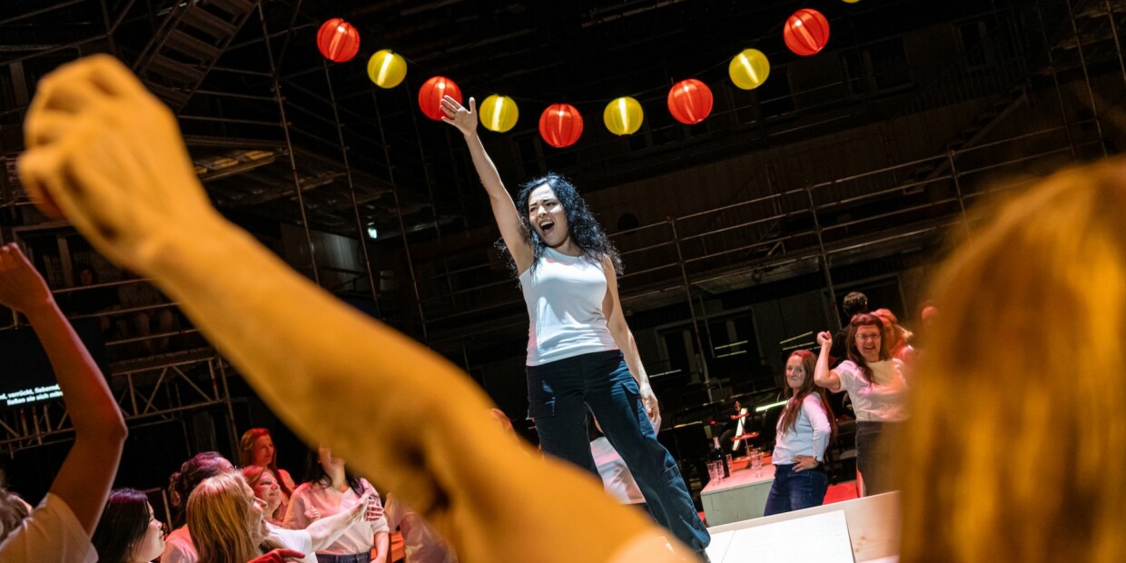 Das Staatstheater Kassel verwandelt sich in eine Zigarettenfabrik mit Ilseyar Khayrullova als Carmen als Anführerin der Arbeiterinnen