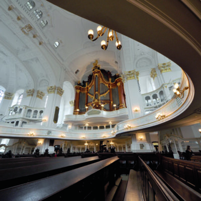 Durch seine vielen Emporen wie geschaffen für Bibers barocken „Surround-Sound“: Hauptkirche St. Michaelis
