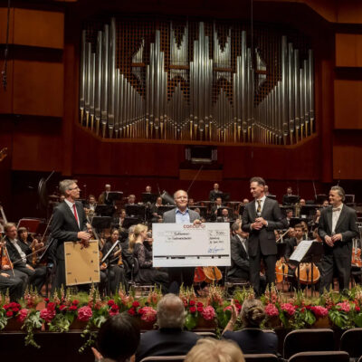 Orchestermanager Michael Traub (2.v.l.) nahm den Preis stellvertretend für das hr-Sinfonieorchester 2021 entgegen