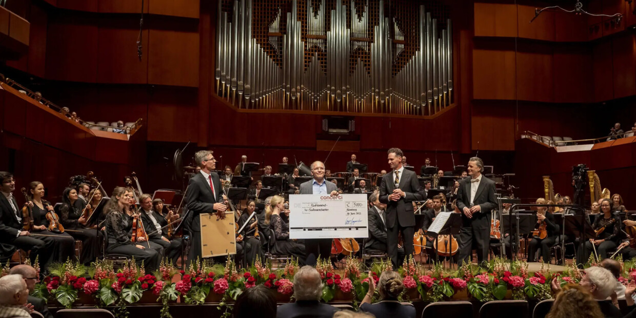 Orchestermanager Michael Traub (2.v.l.) nahm den Preis stellvertretend für das hr-Sinfonieorchester 2021 entgegen