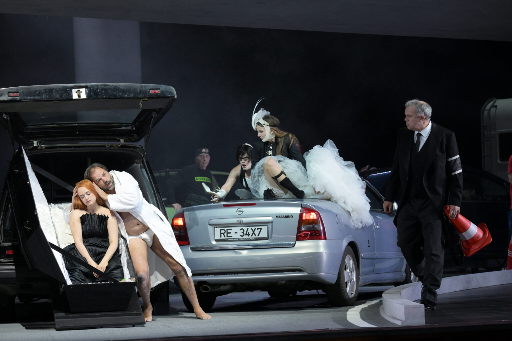 Szenenbild aus „Le Grand Macabre“ an der Oper Frankfurt
