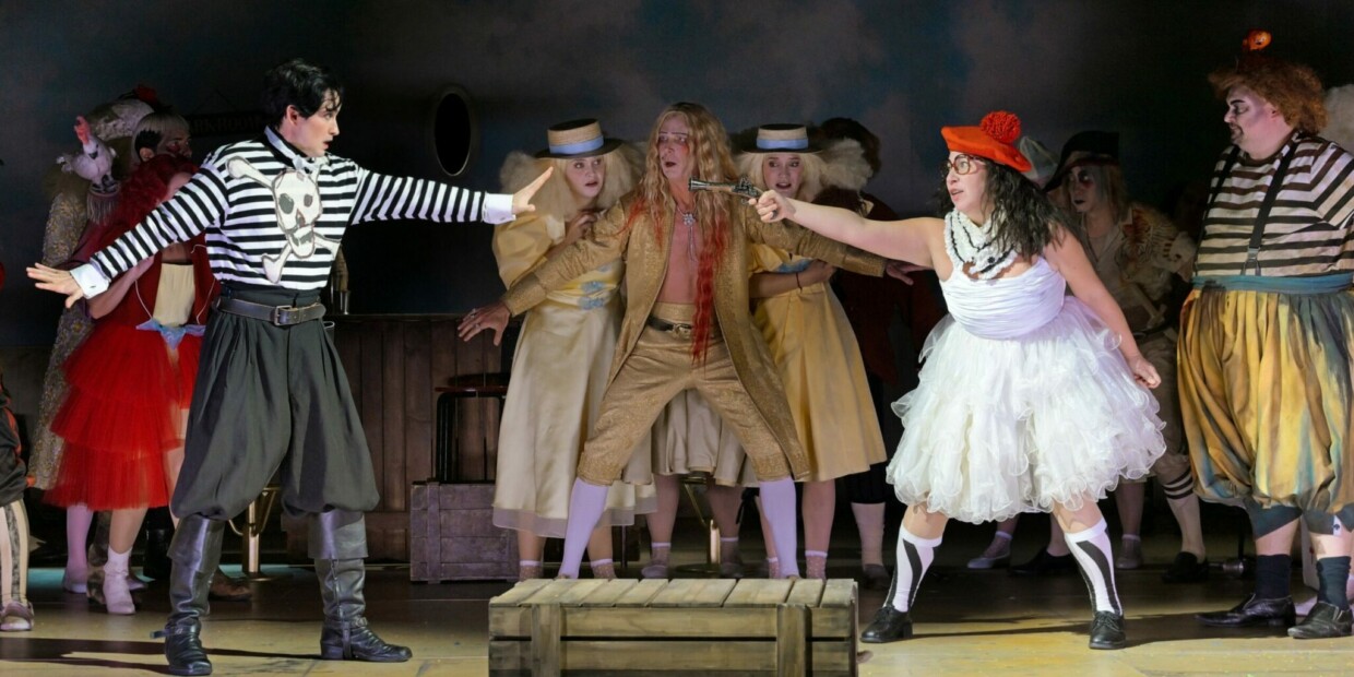 Mark Watson Williams, Brett Carter und Katja Ladentin in „Die Piraten von Penzance“