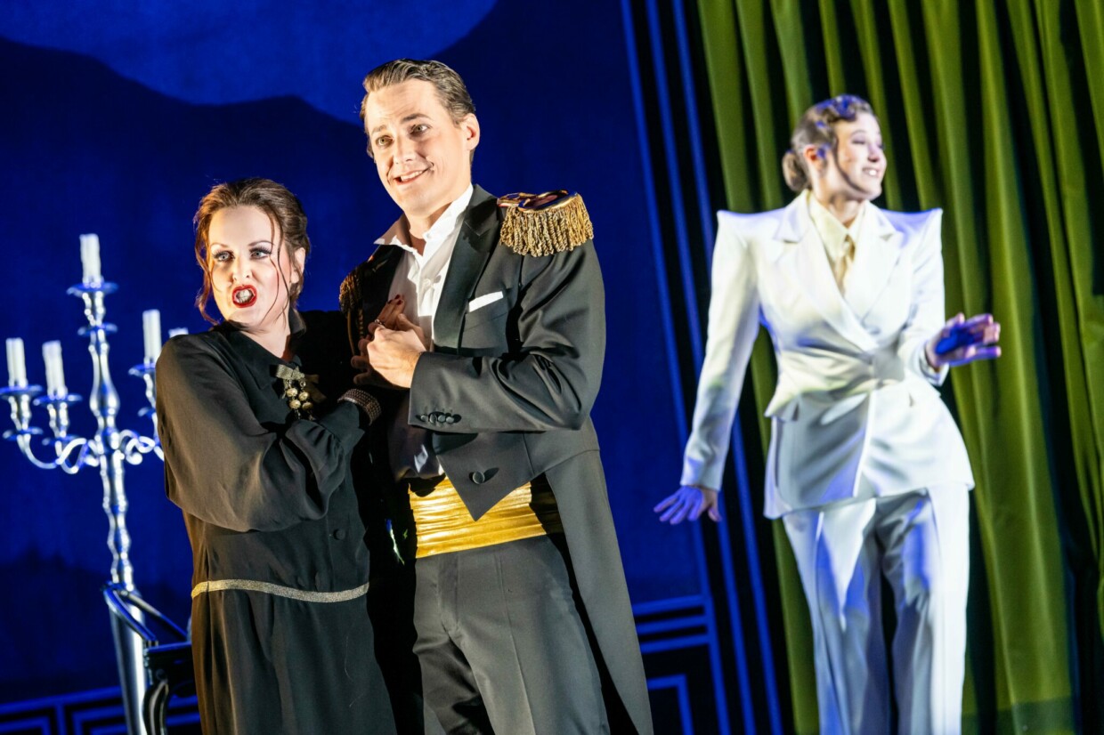 Szenenbild aus „Die Fledermaus“ an den Bühnen Halle