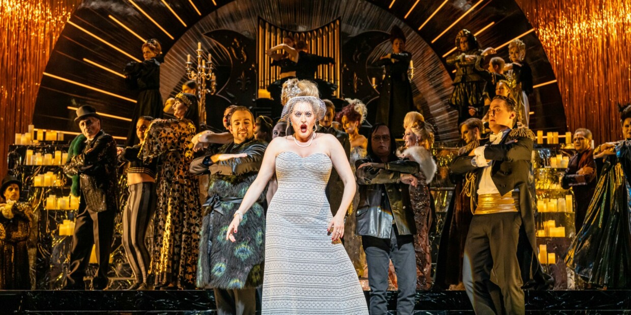 Patric Seibert inszeniert Johann Strauss' „Die Fledermaus“ an den Bühnen Halle als vampirisierte Operetten-Legende