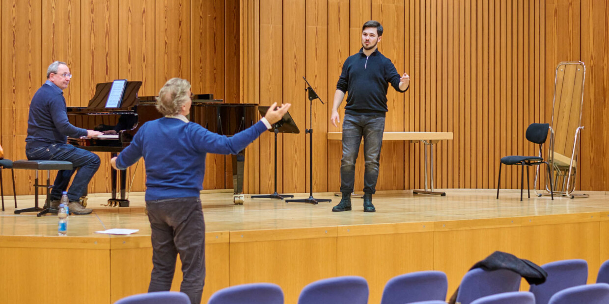 Der gebürtige Waiblinger Josua Bernbeck bei Proben mit Thomas Hampson