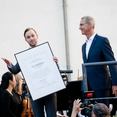 Nicht nur Stephan Schreckenberger (rechts) von den Weilburger Schlosskonzerten freut sich über den Preis
