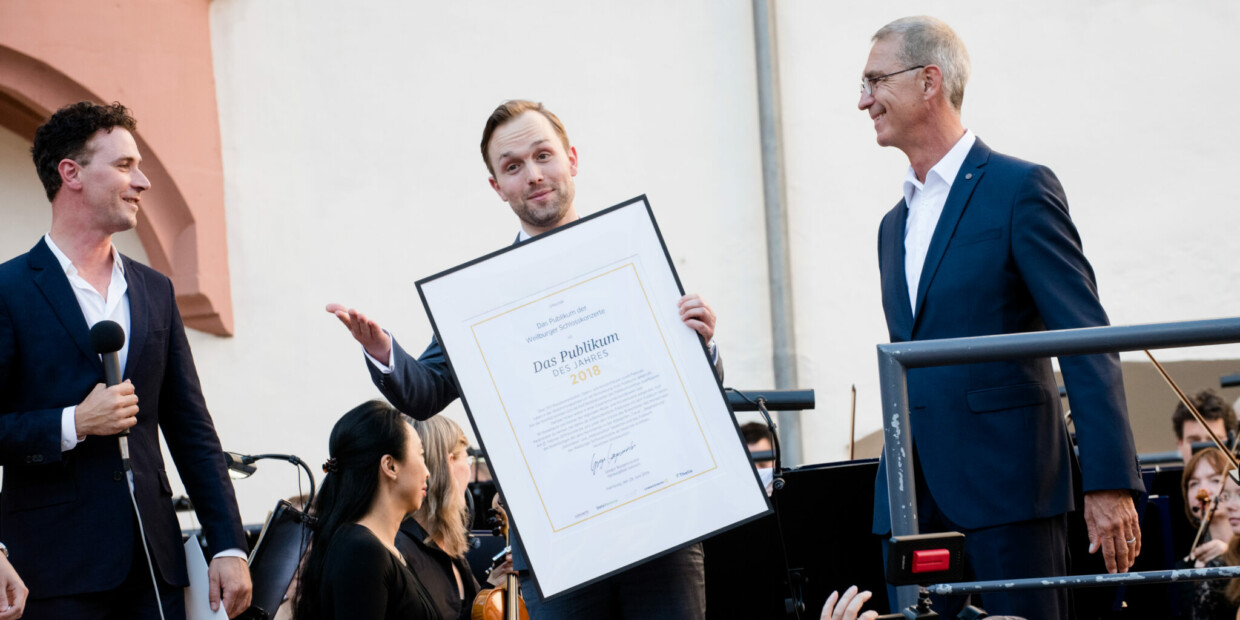 Nicht nur Stephan Schreckenberger (rechts) von den Weilburger Schlosskonzerten freut sich über den Preis