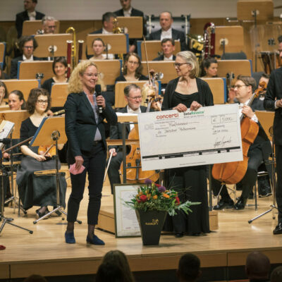 Christina Biwank, Orchestervorstand der Dresdner Philharmonie (2.v.r), nimmt den Preis für das „Publikum des Jahres 2020“ entgegen