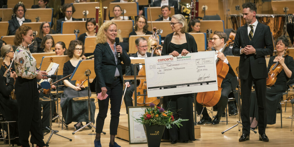 Christina Biwank, Orchestervorstand der Dresdner Philharmonie (2.v.r), nimmt den Preis für das „Publikum des Jahres 2020“ entgegen