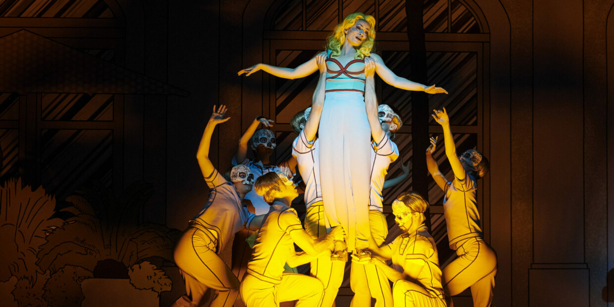 Mit skurrilen Ensembleszenen und Kabinettstückchen wartet Nikolaus Habjan in seiner Lesart von Offenbachs „Orpheus in der Unterwelt“ am Theater Dortmund auf