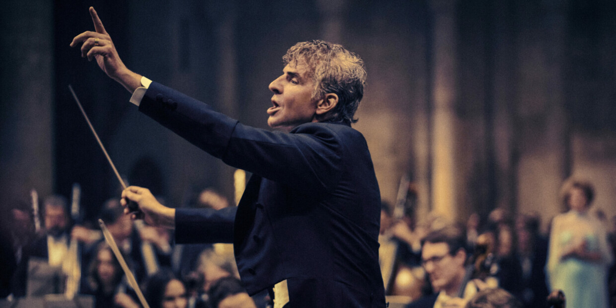 Ohne das Dirigieren geht’s dann doch nicht, dennoch steht in „Maestro“ die Ehe von Leonard Bernstein (Bradley Cooper) im Mittelpunkt