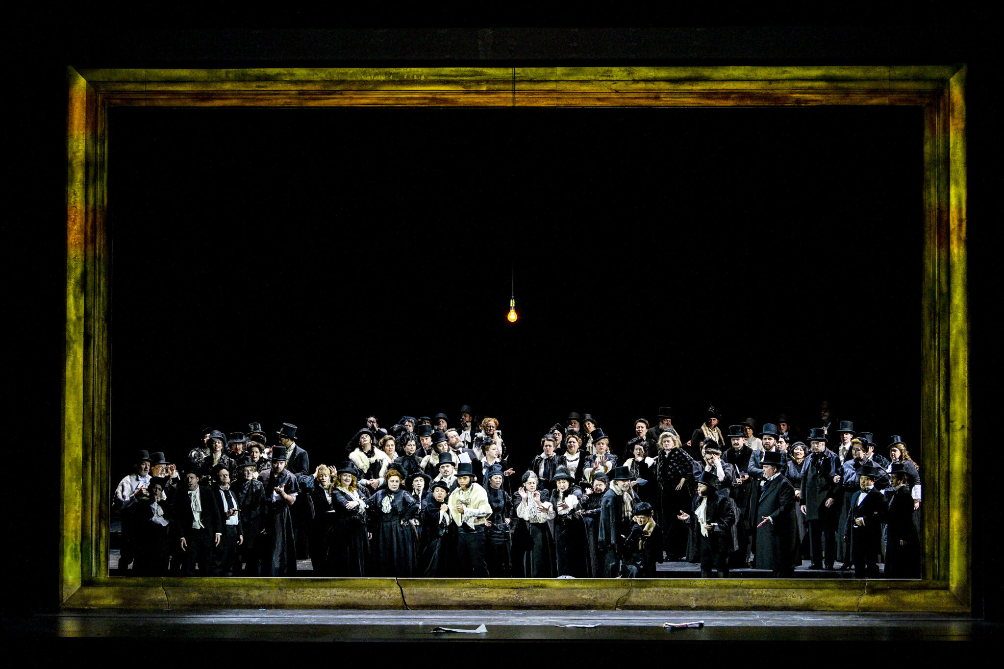 Szenenbild aus Schönbergs „Moses und Aron“ am Theater Bonn