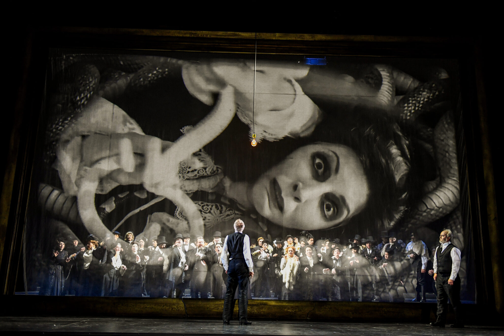 Szenenbild aus Schönbergs „Moses und Aron“ am Theater Bonn