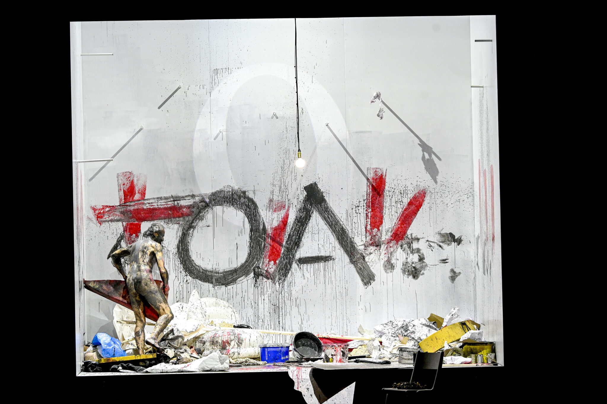 Szenenbild aus Schönbergs „Moses und Aron“ am Theater Bonn