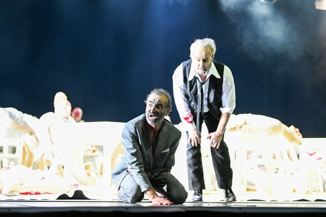 Szenenbild aus Schönbergs „Moses und Aron“ am Theater Bonn