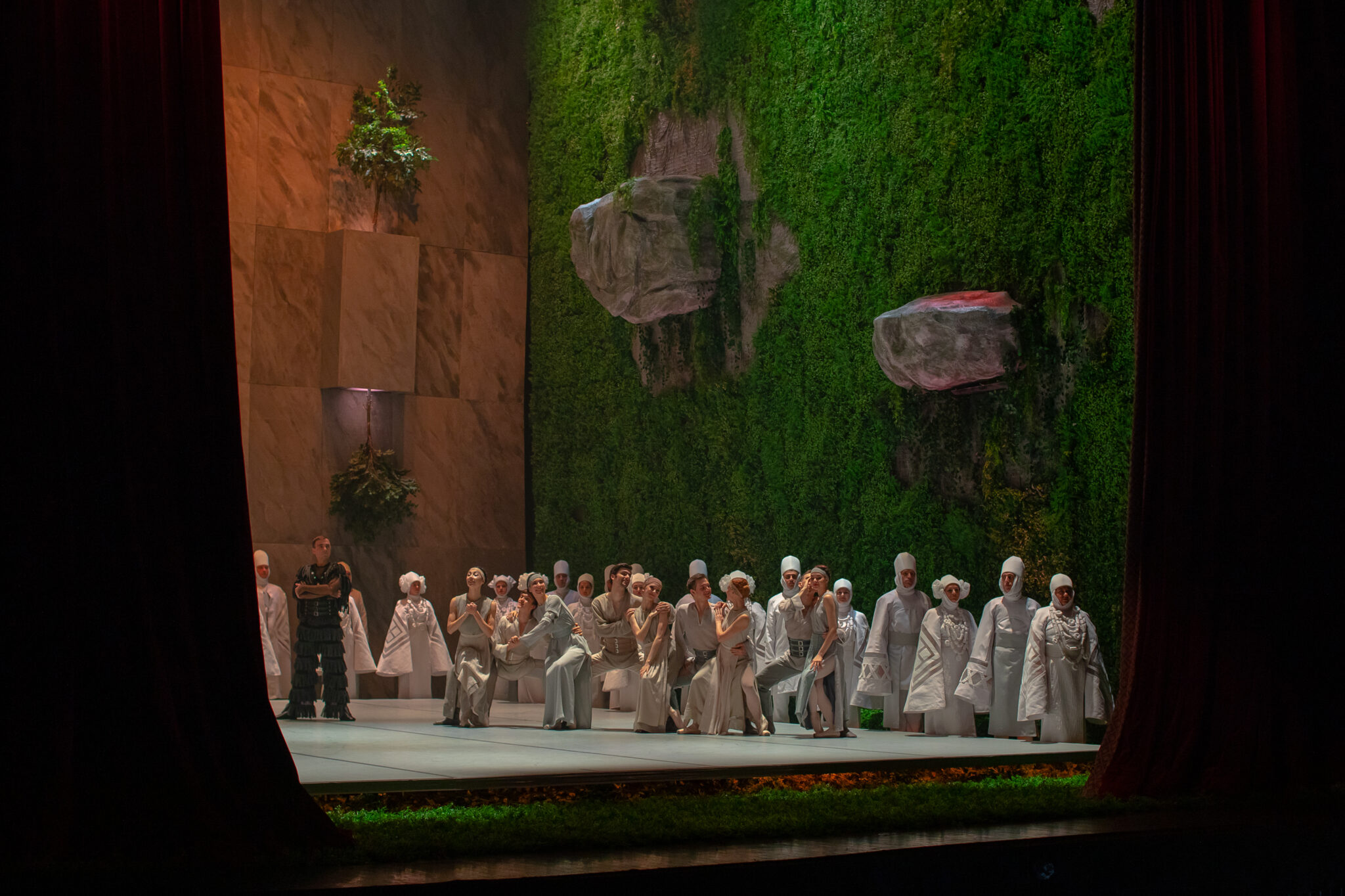 Szenenbild aus „Shadows of Forgotten Ancestors“ an der Nationaloper Lviv