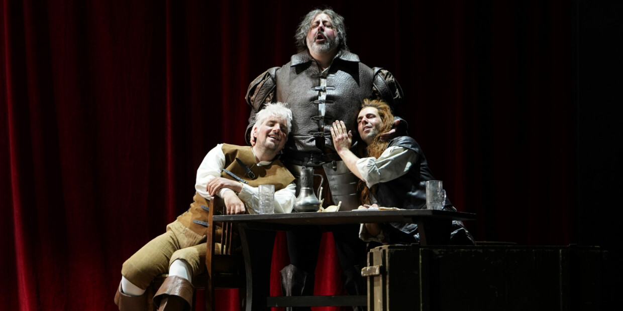 Feiste Töne in Kiel: Verdis letztes Opernwerk „Falstaff“ besticht mit üppiger Komik