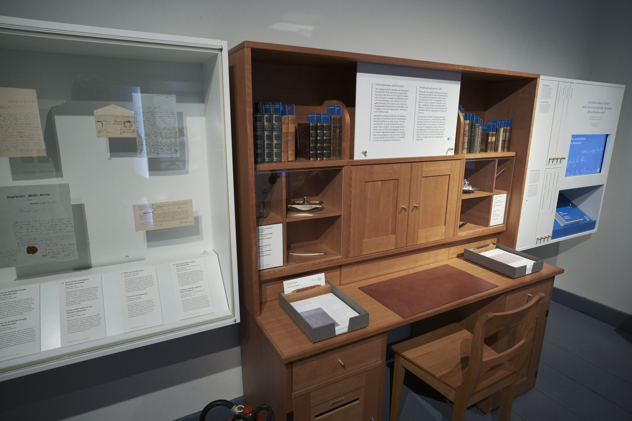 Ein Schreibtisch, der Robert Schumanns Möbelstück nachempfunden ist, vermittelt als museales Herzstück unter anderem den Tagesablauf des Komponisten