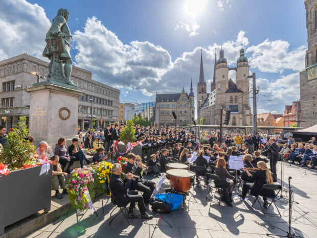 Feierstunde vor dem Händel-Denkmal auf dem Marktplatz in Halle