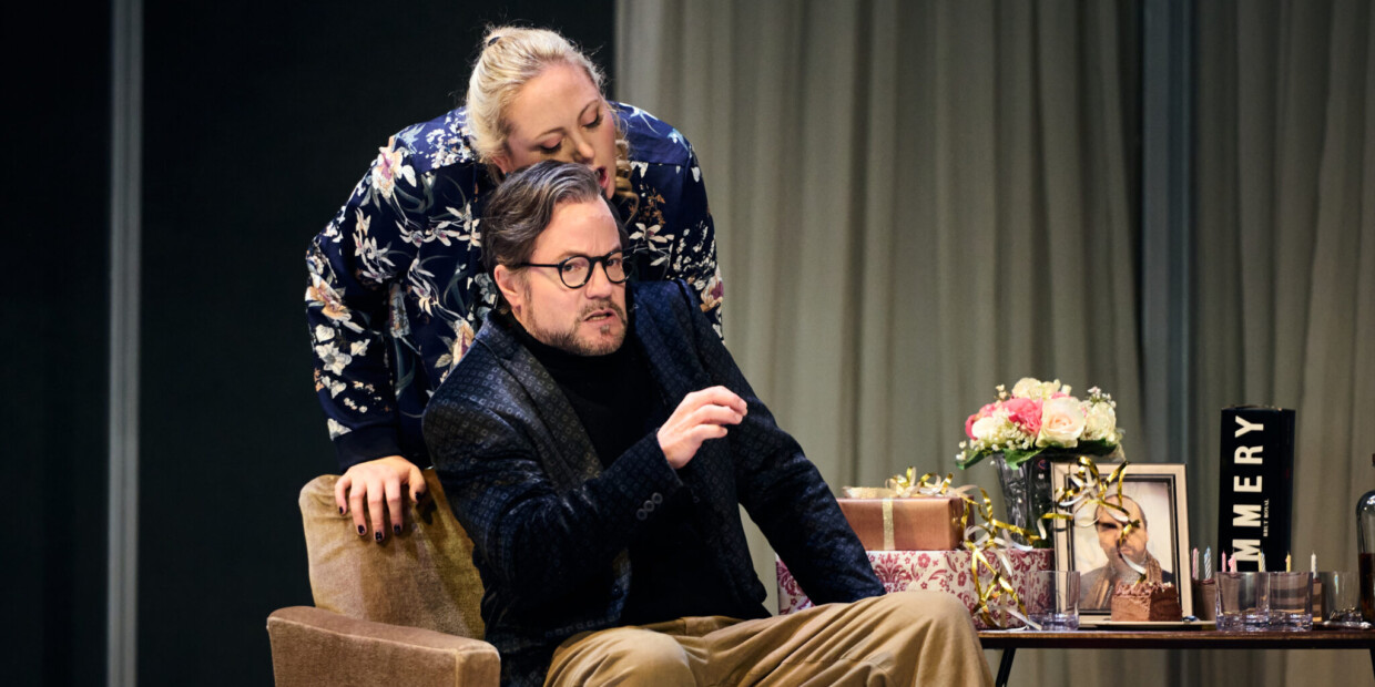 Zwischen Begierde und Ablehnung: Salome (Dorothe Herbert) und Jochanaan (Michael Mrosek) auf der Opernbühne des Staatstheaters Braunschweig