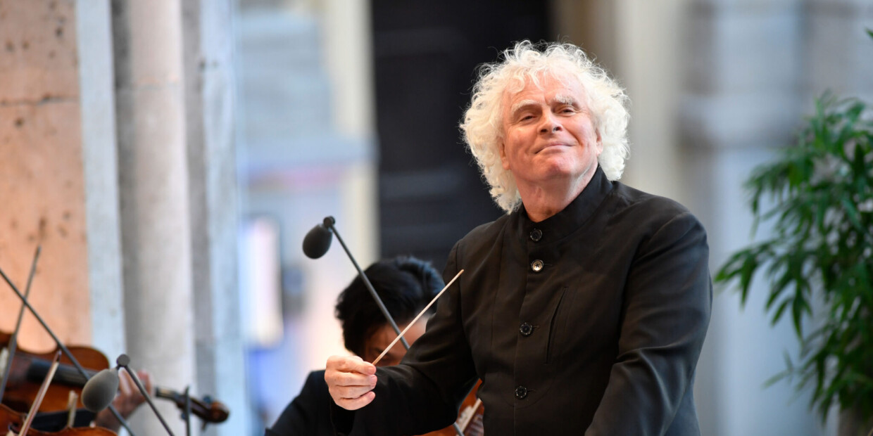 Bereits 2022 stand Sir Simon Rattle bei „Klassik am Odeonsplatz“ am Dirigentenpult