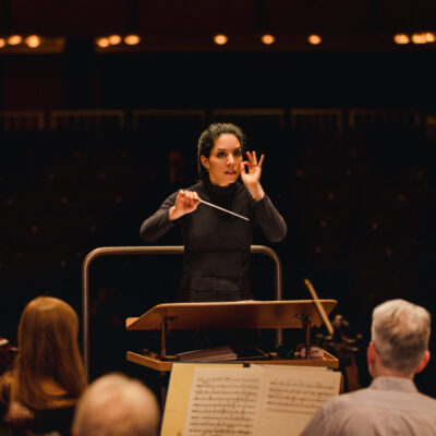 Begann ihre Karriere als klassische Perkussionistin: Dirigentin Bar Avni