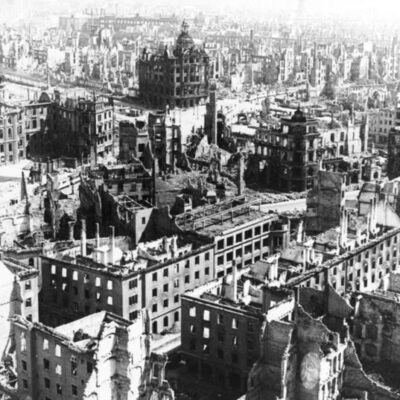 Blick vom Turm der Kreuzkirche auf die zerstörte Innenstadt Dresdens