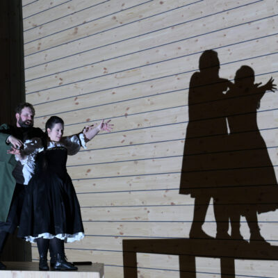 In „Der Traumgörge“ an der Oper Frankfurt werden die Träume des Protagonisten als Schattenrisse ausgedeutet.
